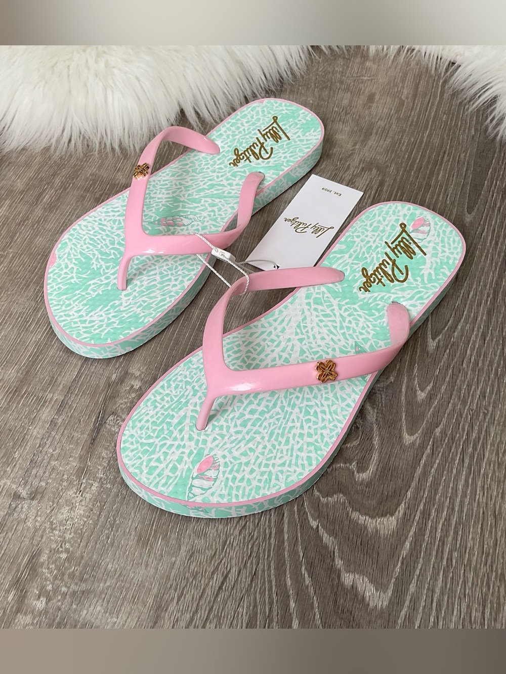 ⛱️ LILLY PULITZER Pool Flip Flops Color:
Mint Condition Fantastical Size 7/8